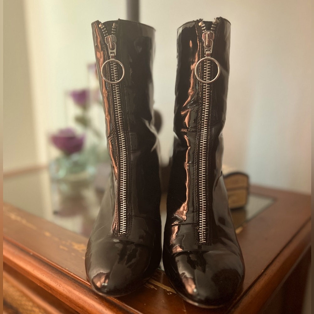 Hot ankle booties for you! 👢 ❤️